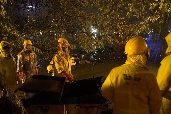 Công nhân dầm mưa lạnh suốt đêm nạo vét Hồ Gươm